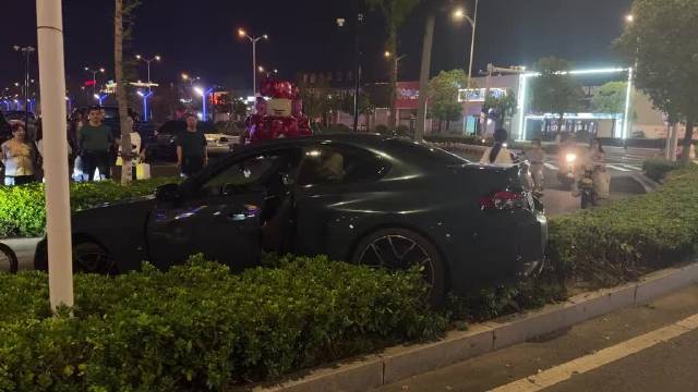 富二代驾驶油车性能车失控冲入绿化带