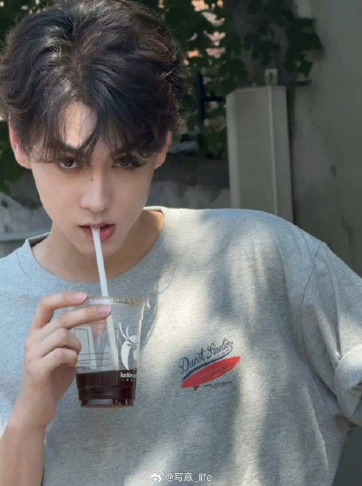 田栩宁持瑞幸咖啡出镜引剧迷关注