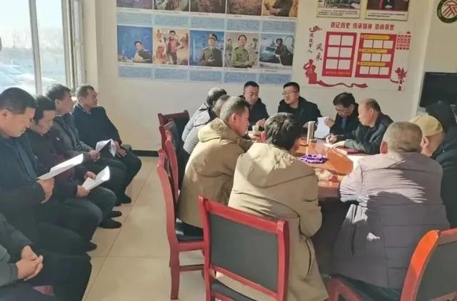 工作人员深入村庄向村民讲解实用节水技巧。 孙小惠 摄