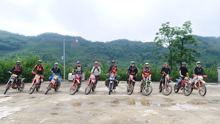 引擎轰鸣碰撞甜蜜果香 贵州罗甸木引镇上演速度与风情盛宴