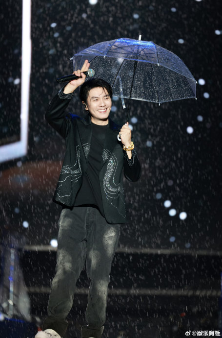 阿杜发博悼念去世母亲，称其一生温暖坚韧