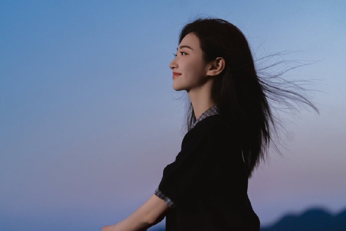 景甜芙蓉镇侧颜出镜，垂眸浅笑氛围感十足