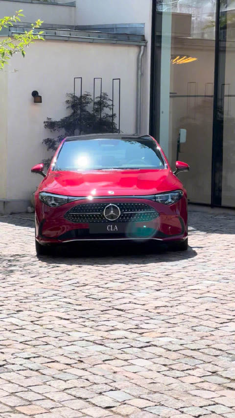 提前感受一下奔驰CLA，这个红色显的侧面车身很长 国内的长轴版会更长