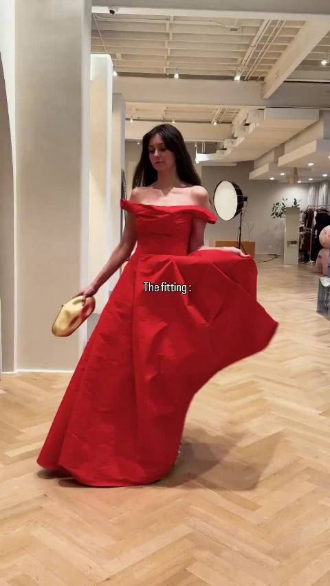 《吸血鬼日記》女主角 Nina Dobrev！穿上裝備，前往宴會！