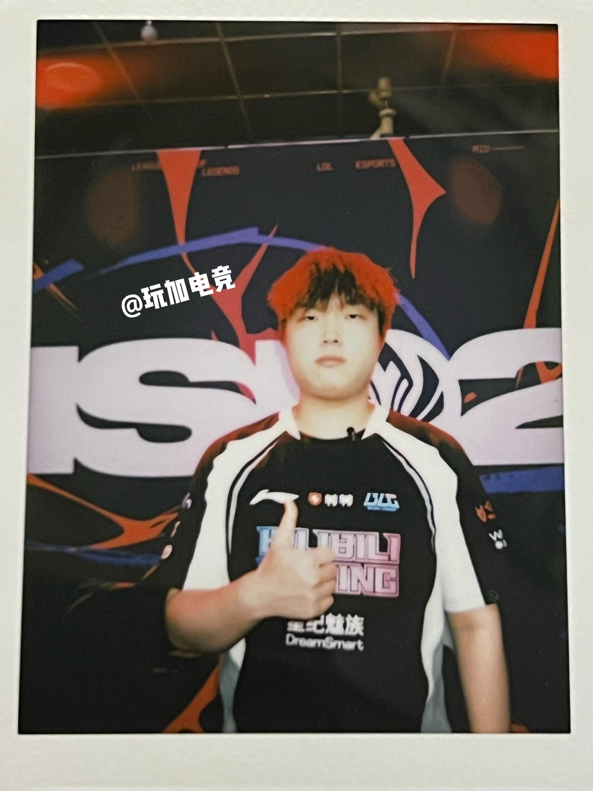 Bin哥新发色亮相2025MSI采访间实为灯光效果