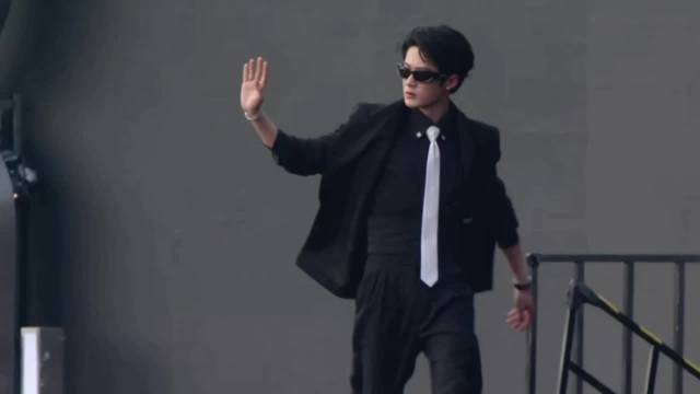 檀健次芭莎红毯全程，这个黑客帝国风好帅！