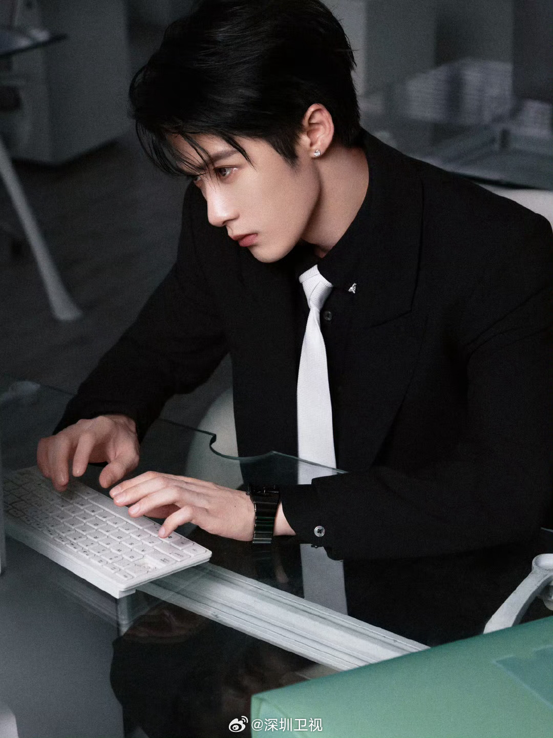 檀健次黑西装白领带造型亮相，黑客帝国特工既视感