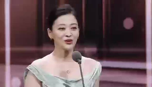 梅婷为演盲人戴特制眼镜，将亮相2025中国影视之夜