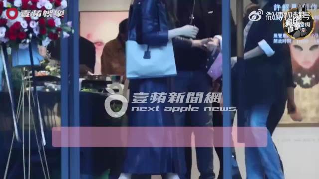 小S夫妇现身二女儿Lily画展，蔡康永等众星送花篮支持