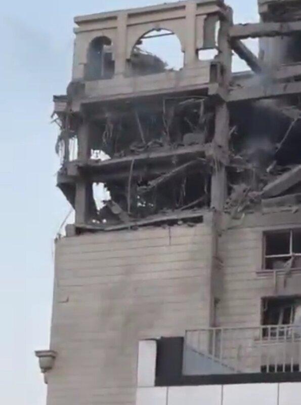 沙姆哈尼住所遇袭情况 IRIB(上)和社交媒体(下)