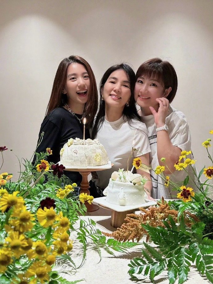 SHE合体为Ella庆生，Selina、Hebe惊喜现身