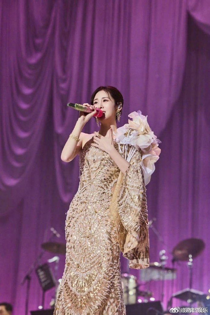 徐小凤惊喜现身张碧晨香港演唱会，同台比心互动