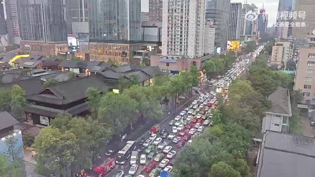 成都太古里劳斯莱斯起火，警车处理时撞护栏