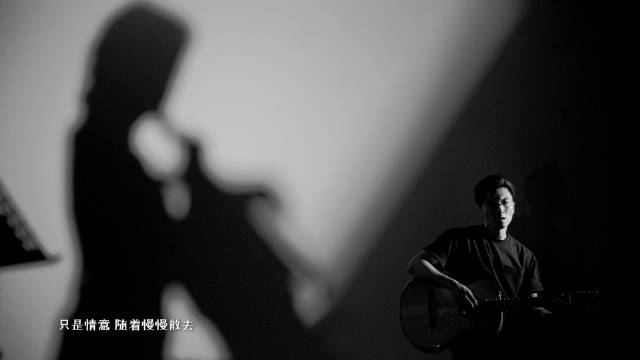 谢霆锋欧阳娜娜合作新版《香水》MV上线