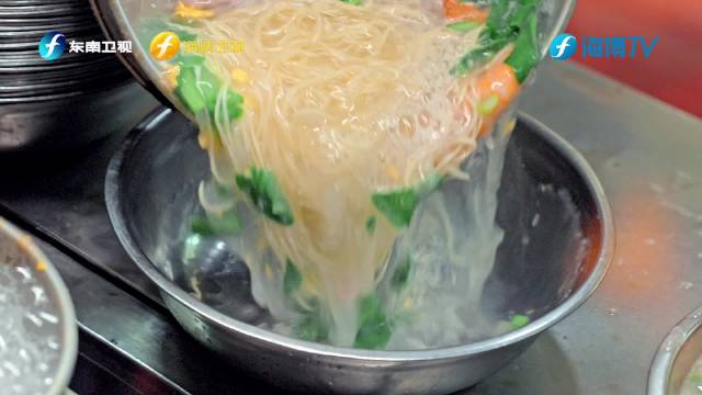 海口海鲜伊面汤配料丰富如海底寻宝