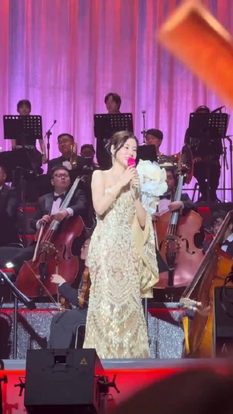 徐小凤惊喜现身张碧晨香港演唱会，两代歌手同台互动