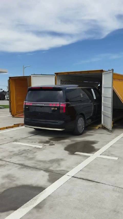 极氪009光辉典藏版启动交付，孙红雷同款MPV采用封闭板车运输