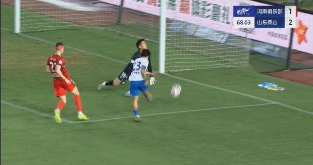 谢文能替补登场后边路奔袭，小角度爆射击中边网