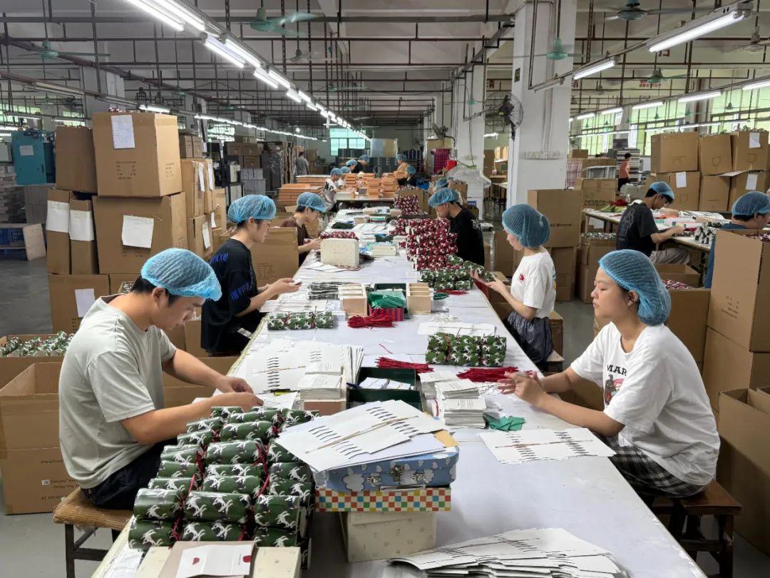 ▲工人正在加紧赶制圣诞订单。受访者供图