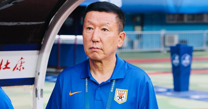 直击泰山队2-0变2-2，崔康熙换人再留疑问，裁判判罚让他无奈起身