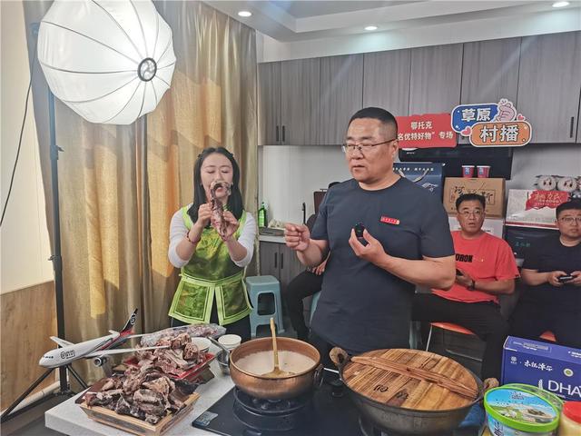 “草原村播”直播现场。(资料图)