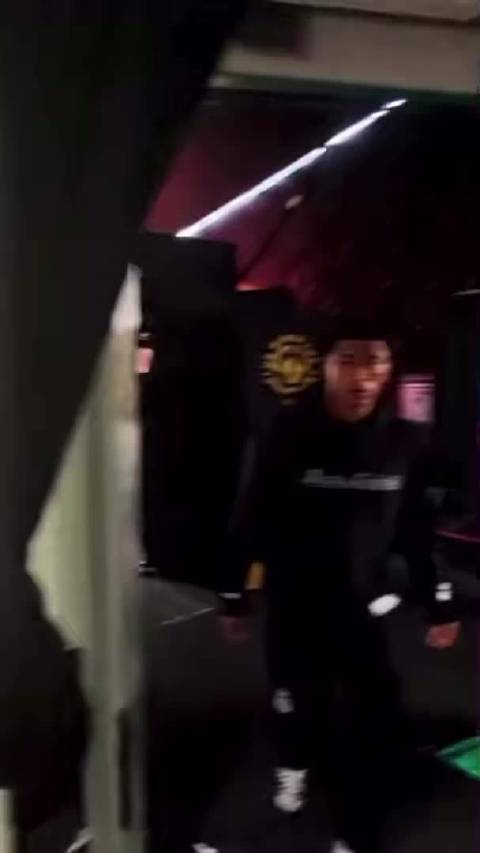 卡马文加用雷朋的ai眼镜录了视频，朱贝林还想摘下来看看