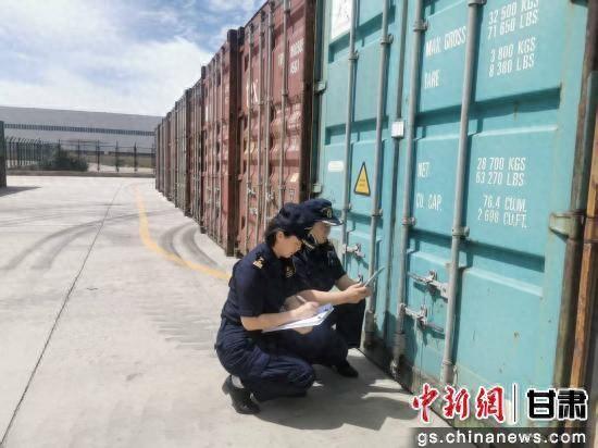 图为6月30日,兰州海关所属金城海关关员现场监管中欧班列货物。张冬梅 摄