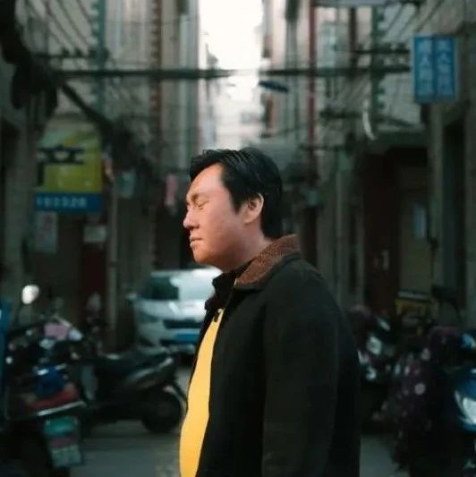 演员秦昊“又胖了”，近照身材曝光后引热议：或是为新剧做增肥准备