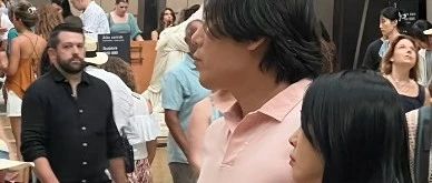 秦昊伊能静巴黎逛博，身穿粉色情侣装全程牵手，秦昊因身材被网友调侃又胖成“龚彪”了