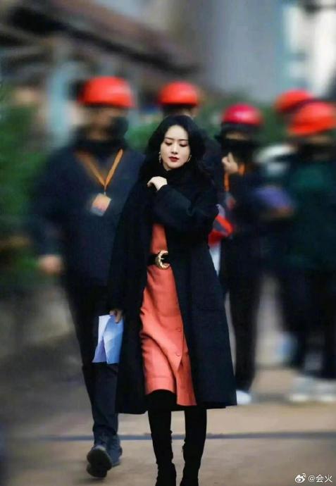 赵丽颖在剧组给小女孩试卷签字