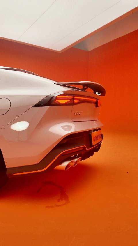 10万级长安UNI-V配轿跑造型电动尾翼