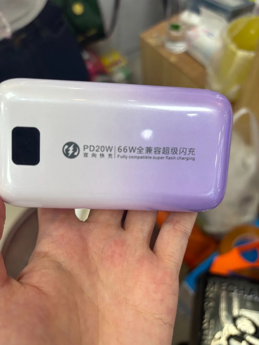 ▲7月2日,华强电子世界。多家档口的老板向记者推荐的“魔兽”充电宝。新京报贝壳财经记者张晗 摄