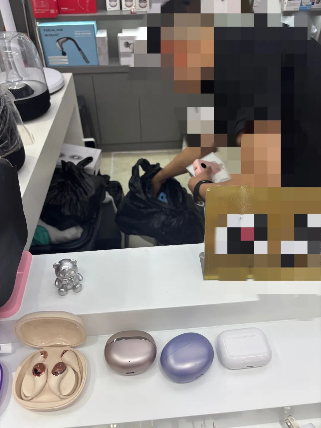 ▲7月2日,华强电子世界,阿禾在从柜台下边拿无3C认证的产品。新京报贝壳财经记者张晗 摄