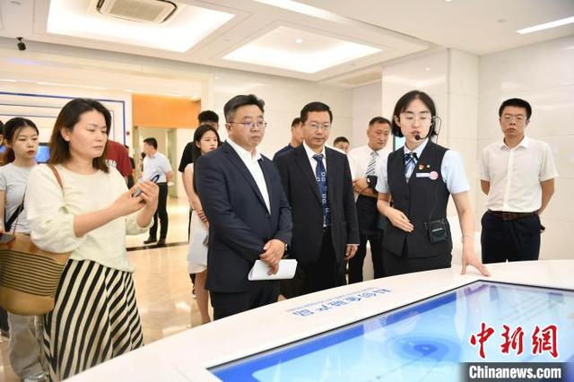 7月3日，在中国建设银行济南泉城支行，与会人员参观了解科创金融产品。沙见龙 摄
