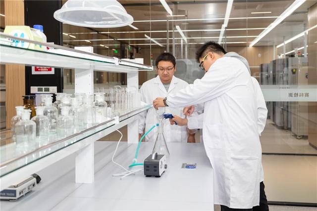 鄂尔多斯新能源研究院实验室科研人员正在进行实验设备调试。(资料图)