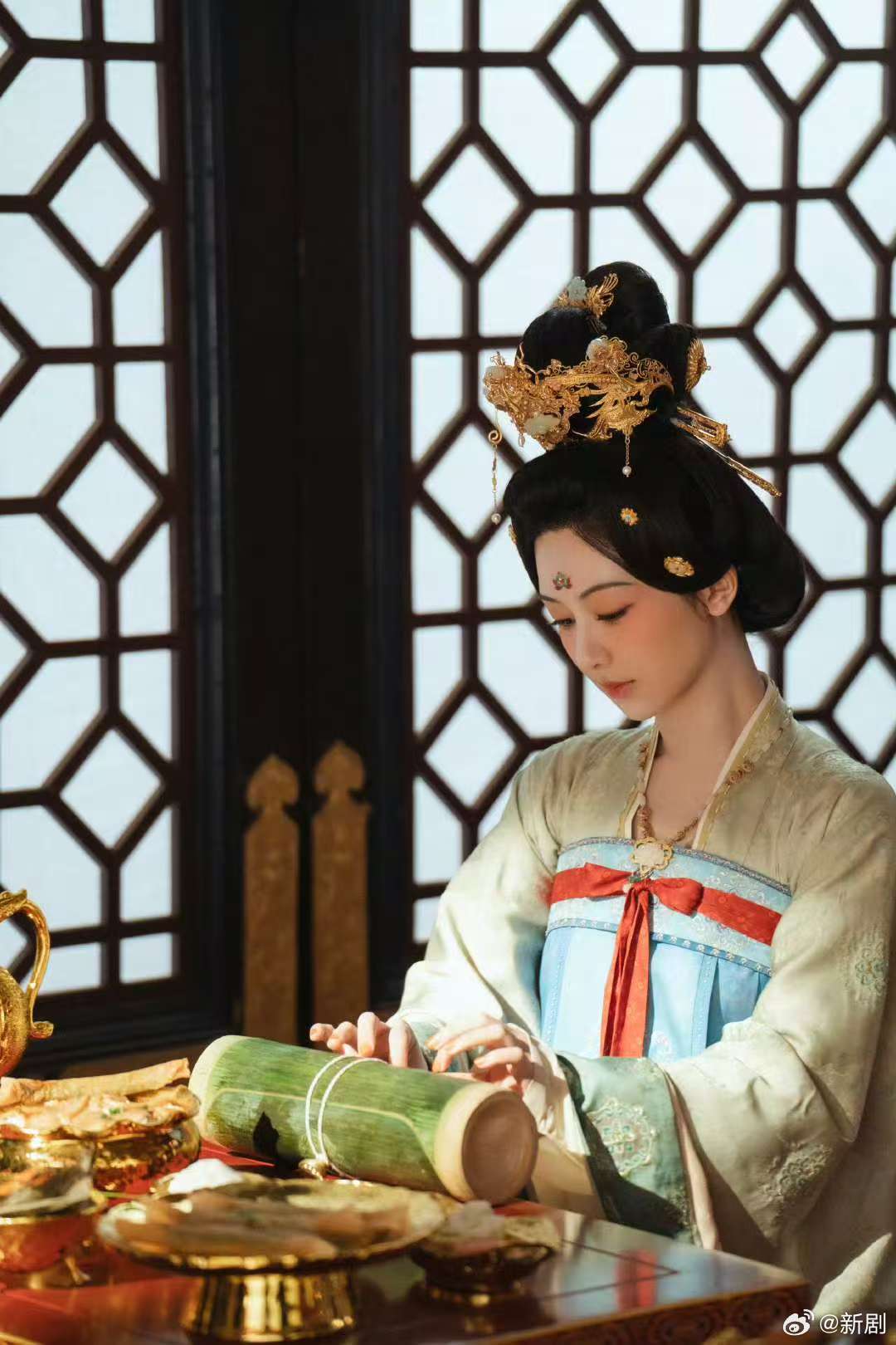 杨紫新剧何惟芳剧照九宫格曝光，仙气十足