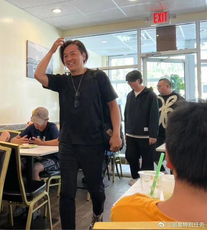 网友美国偶遇57岁郑伊健，黑衣笑容满面被赞和蔼