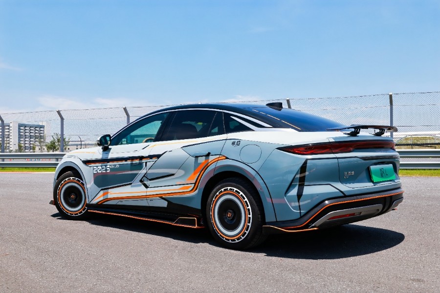 比亚迪在赛道日展示汉L 的潮改和性能数据