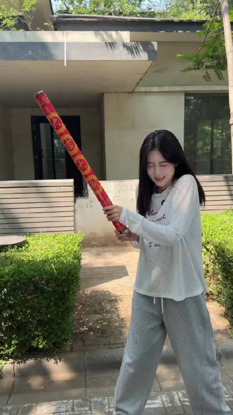 演员王梓薇晒北京别墅毛坯房视频公开征集装修建议