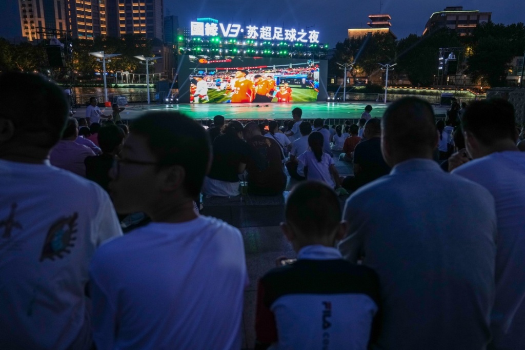 6月29日,市民、球迷在南通环西文化广场观看比赛直播。新华社 图