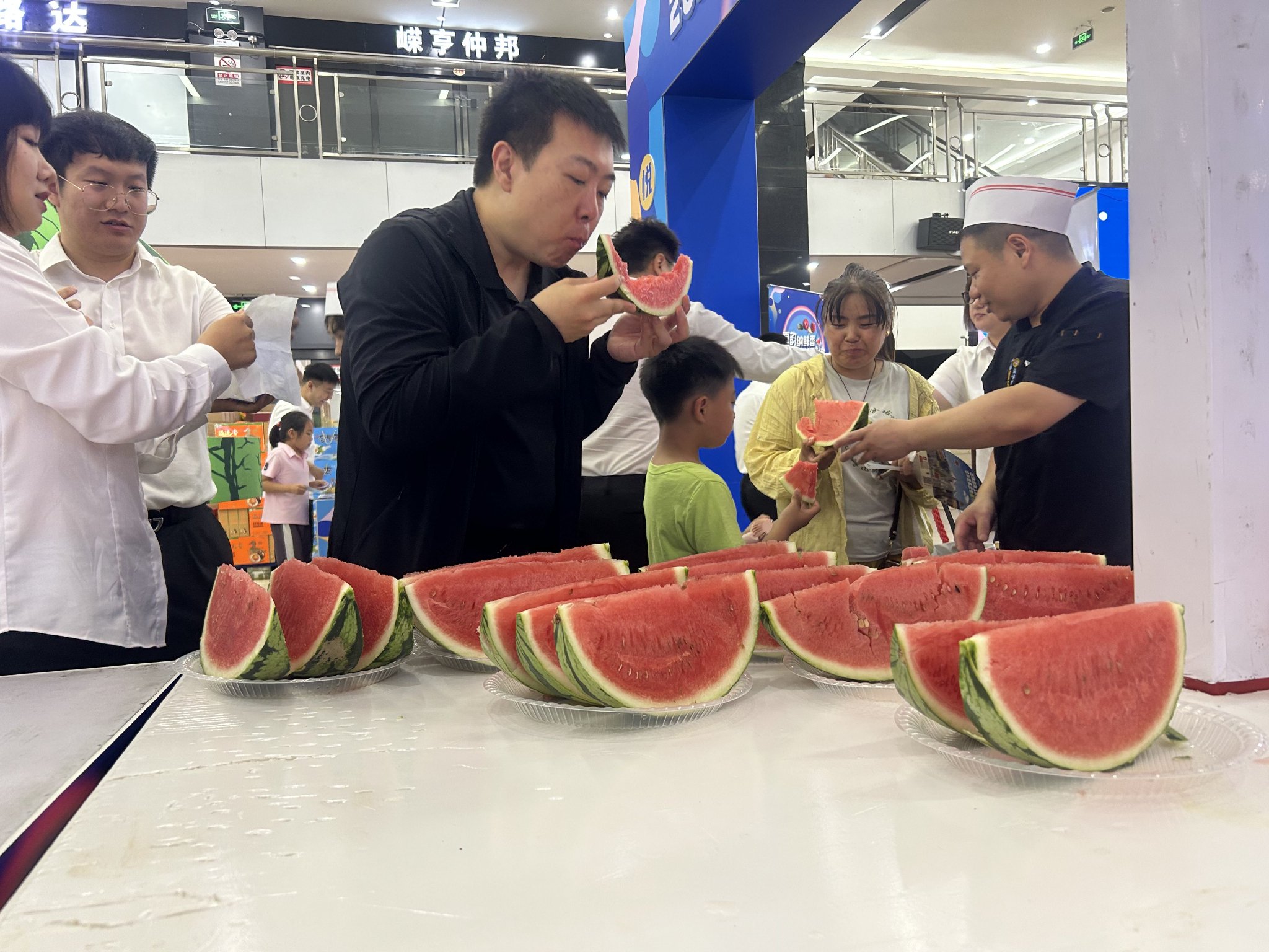市民品嚐西瓜。主辦方供圖