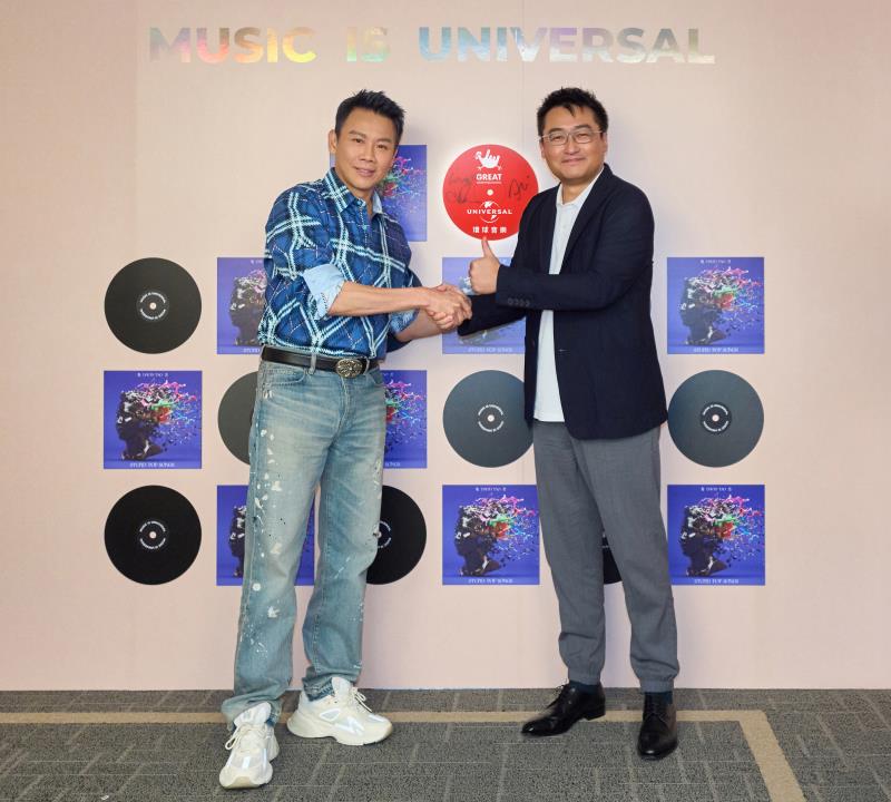 环球音乐大中华区主席暨首席执行官徐毅与陶喆一同在象征合作的黑胶唱盘上签名