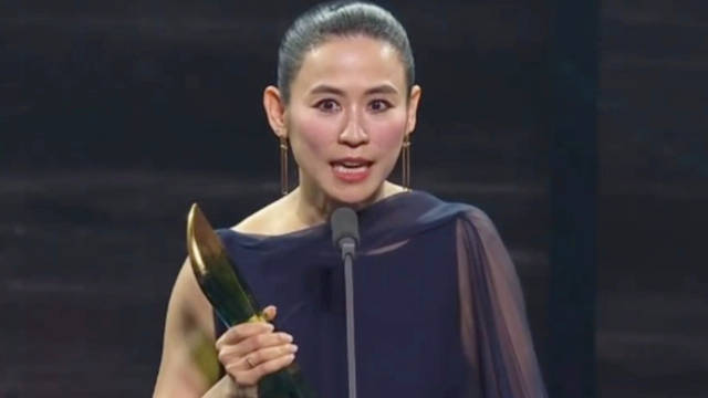 宣萱获新加坡红星大奖最佳女主角,刘青云颁奖