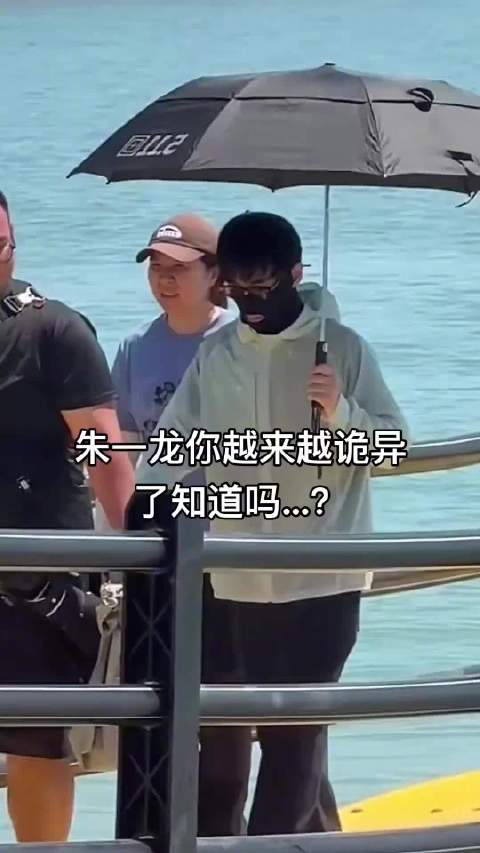 朱一龙戴面罩出行神似柯南黑衣人