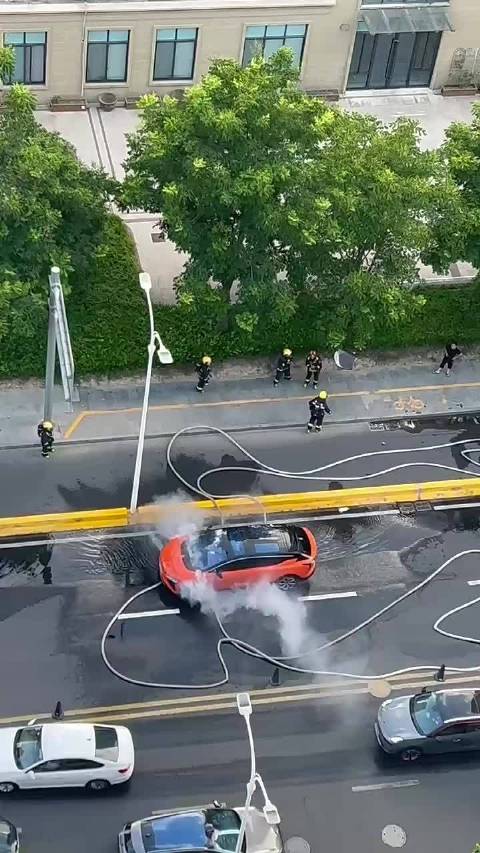 真是烧一台少一台！人没事就好，车没了也省的考虑怎么维修保养了！