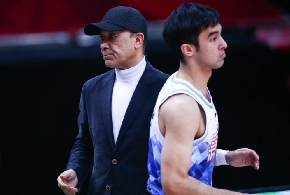 CBA名帅儿子合同到期！场均2.9分，不投奔老爹，比李春江父子强