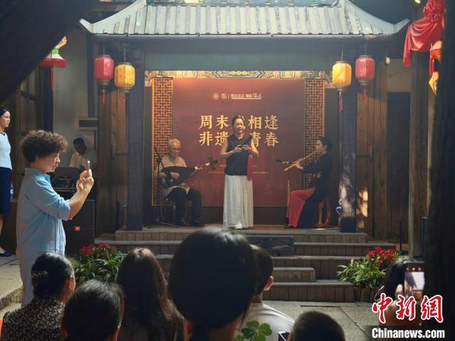 图为福建省艺术馆(福建省非物质文化遗产保护中心)推出的“周末戏相逢 非遗正青春”主题展演活动现场。叶秋云 摄