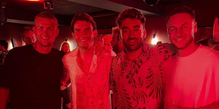 都体：库普梅纳斯与德里赫特在西班牙伊比萨岛度假