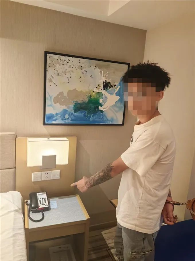 ▲嫌疑人指认作案现场。 图源:沈阳公安