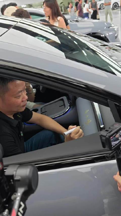 何小鹏亲签G7并交付首批车主